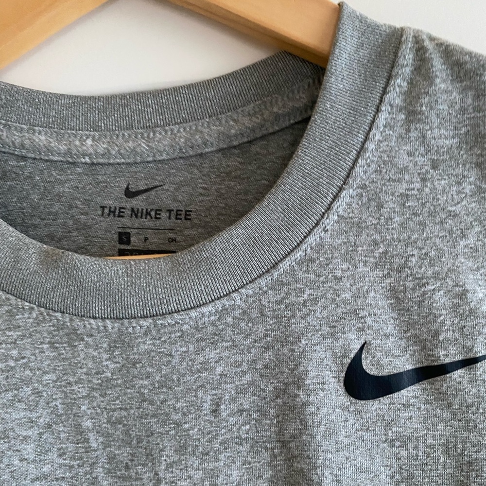 The Nike Tee Dri-Fit Women’s gray shirt sleeve tee